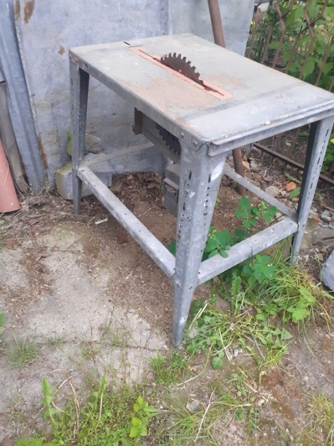 Piła krajzega do cięcia drzewa ze stołem