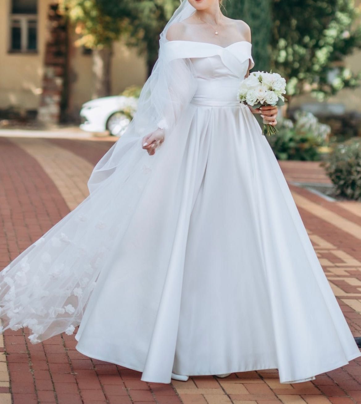 Салонна атласна весільна сукня в класичному стилі