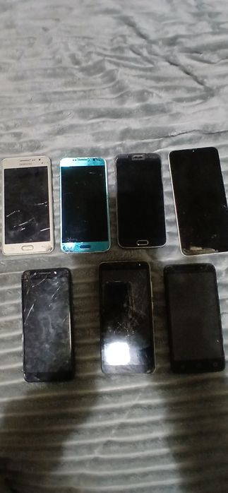 Vários telemóveis Samsung e Vodafone