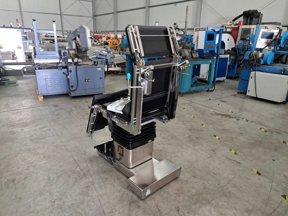 Pięciosegmentowy stół operacyjny z pasami i sterownikiem FAMED SU-03