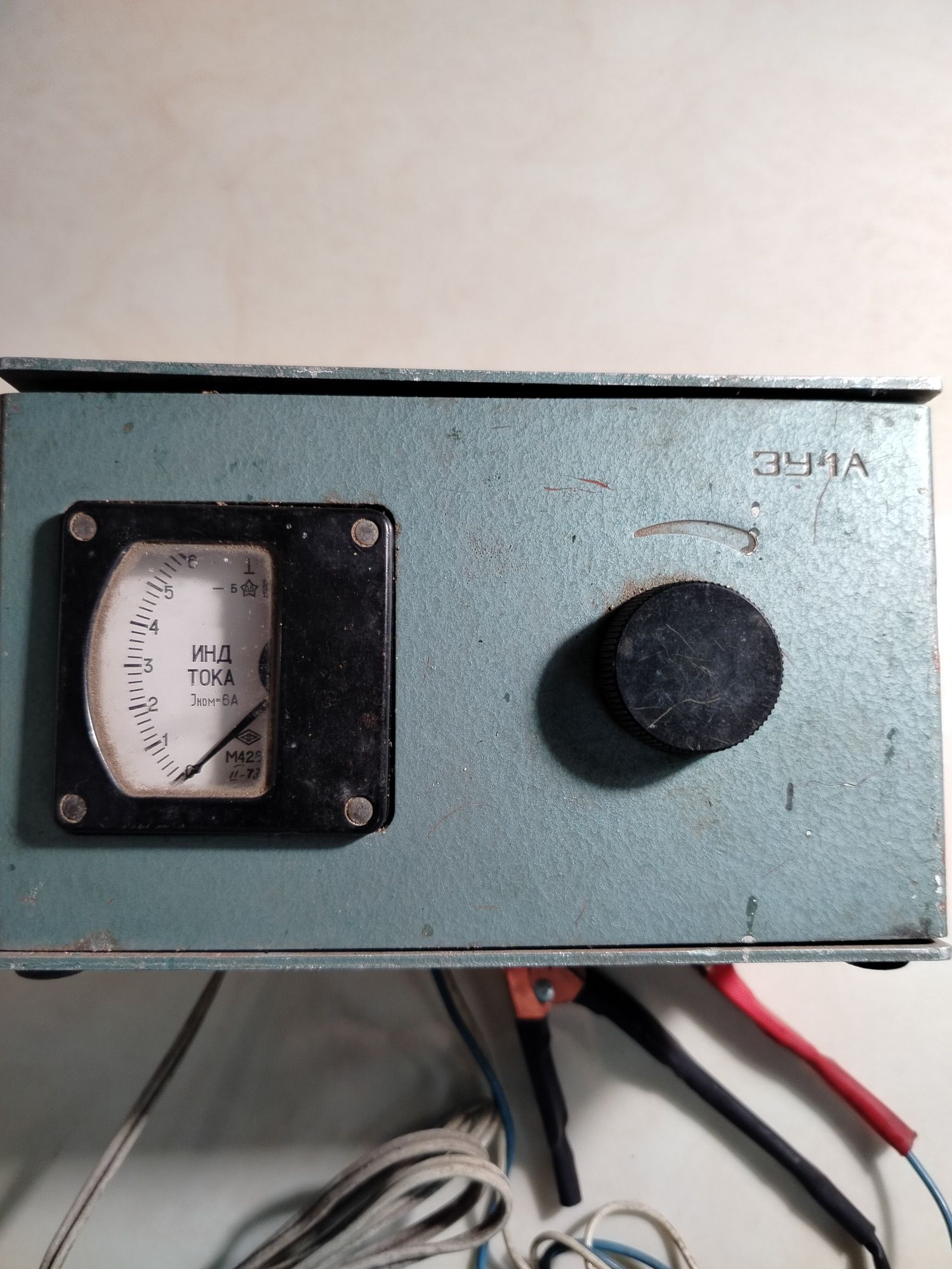 Продам зарядное устройство ЗУ-1А на 6В  СССР.
