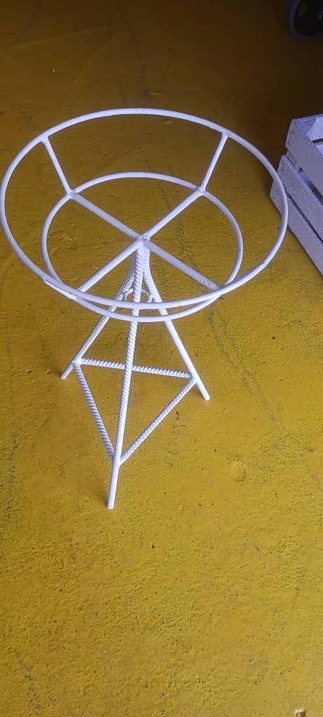 Metalowy stojący kwietnik