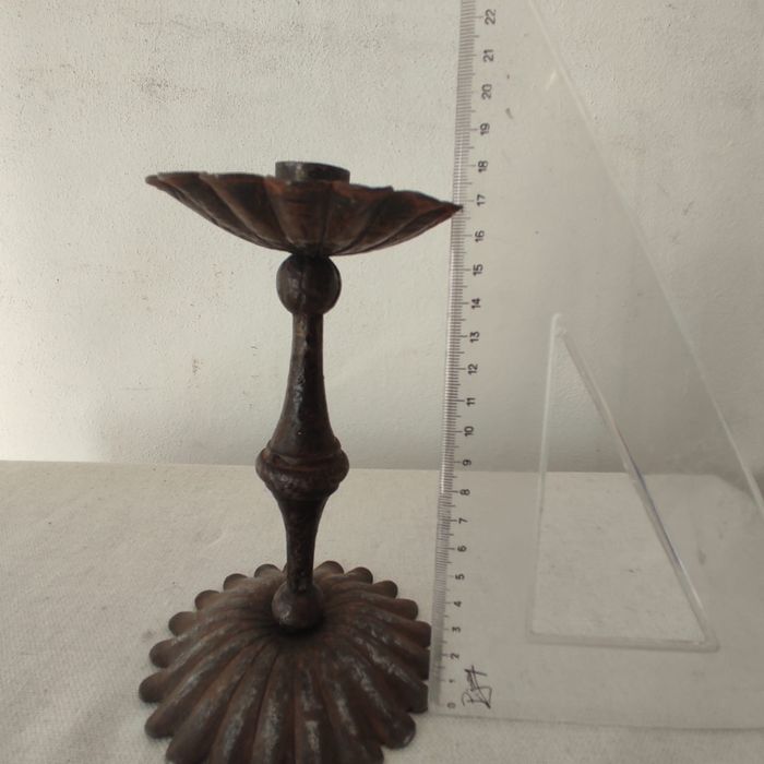 Par de castiçais, muito antigos em ferro* RESERVADO *