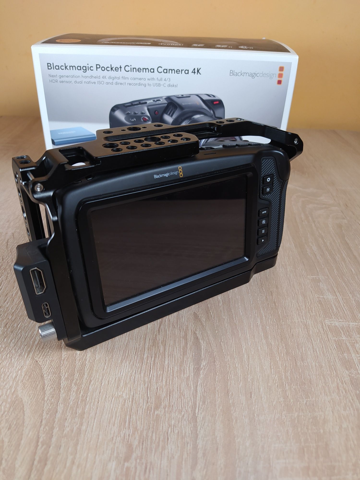 Blackmagic Pocket Cinema Camera 4K / BMPCC 4K + Viltrox EF - M2 II +