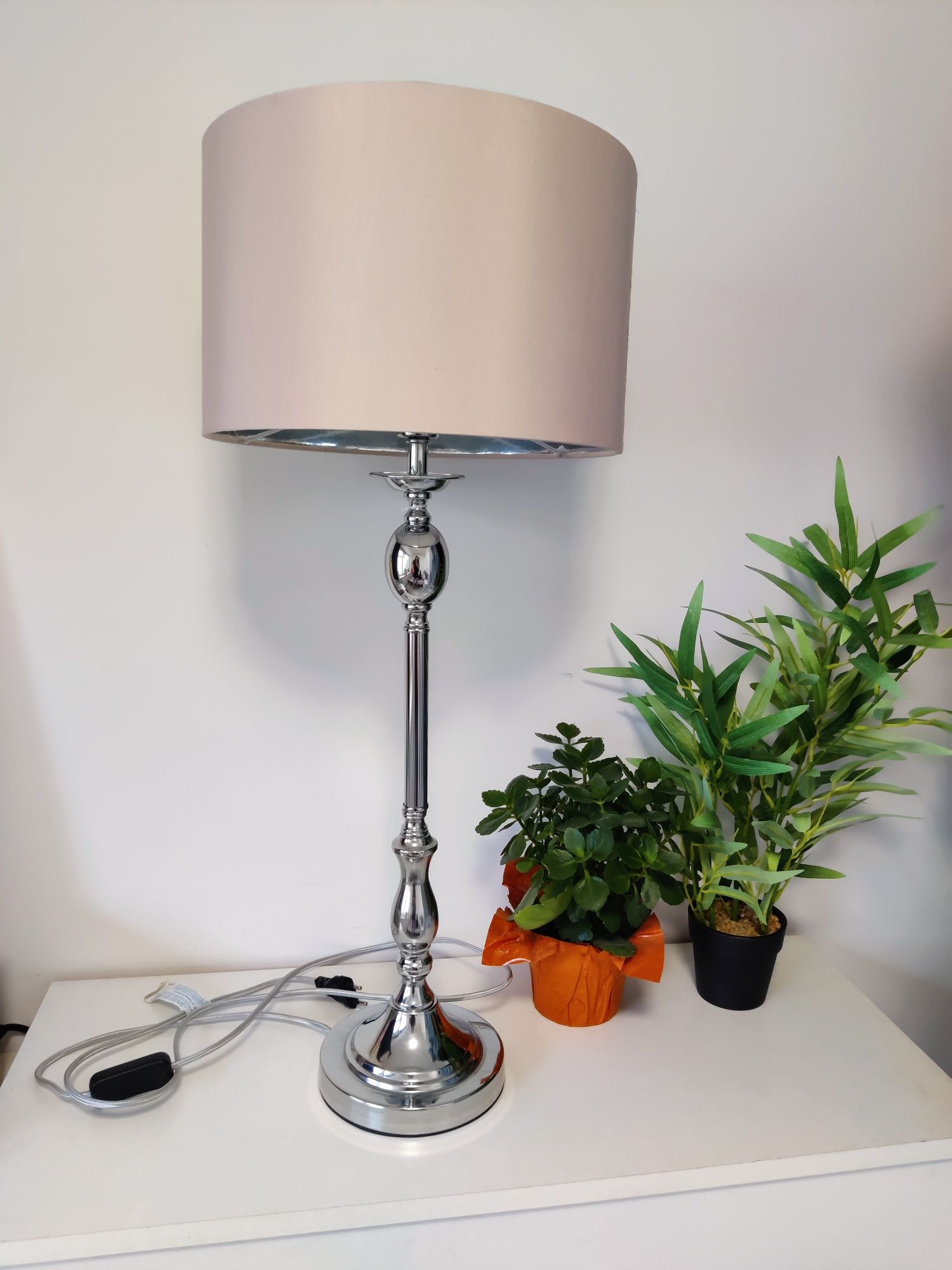 Wysoka lampa stojąca