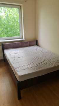 Łóżko drewniane z tapicerowanym zagłówkiem wenge 160x200 cm BRW