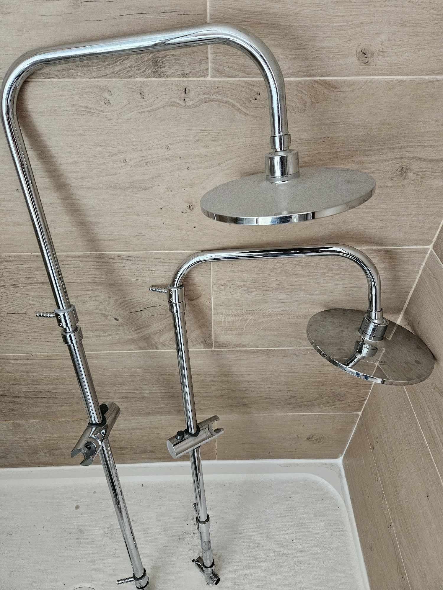 Conjunto de dois chuveiros com ligadores para mão de chuveiro.