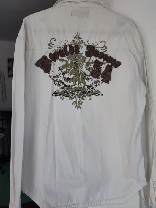 Koszula z oryginalnymi nadrukami