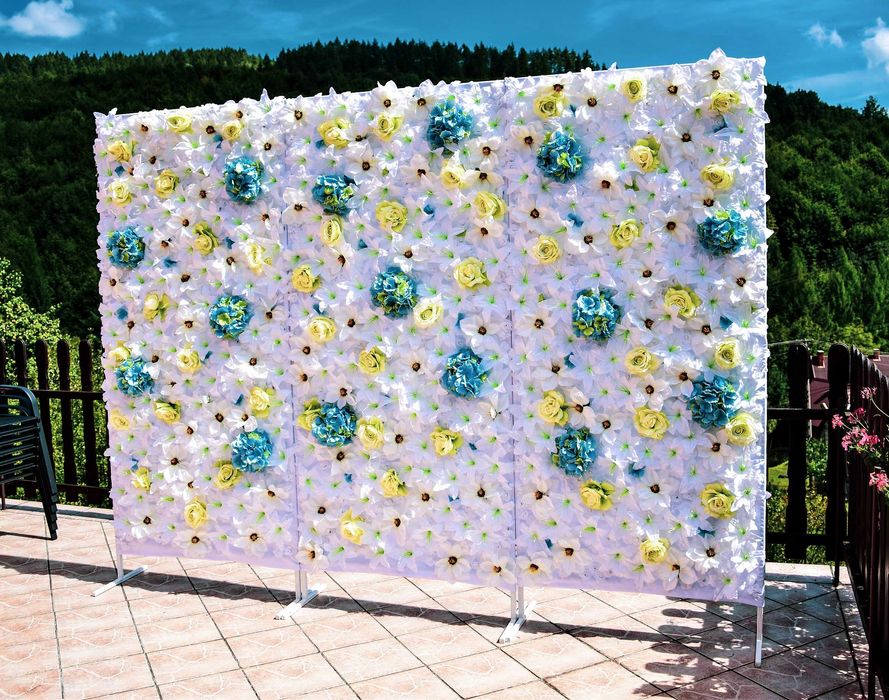 piękna ściana kwiatowa dekoracja ślub sesja fotograficna