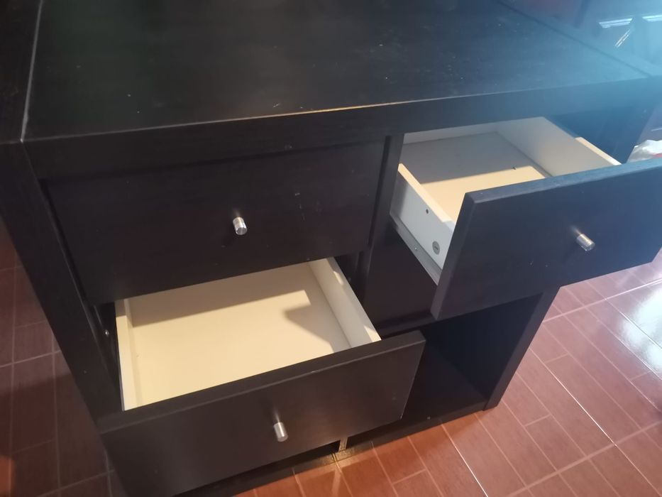Estante com 4 gavetas