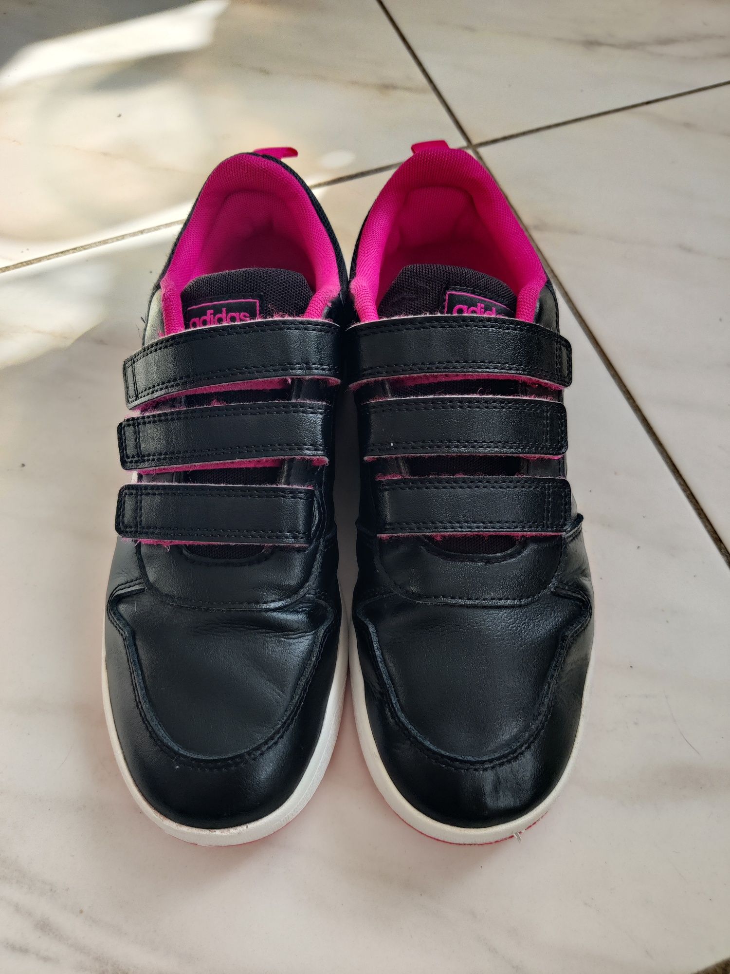 Кросівки Adidas, мокосини, спортивне взуття