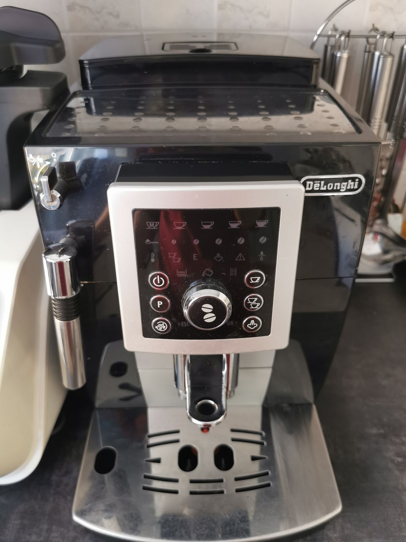 Ekspres do kawy Delonghi ECAM23. 210