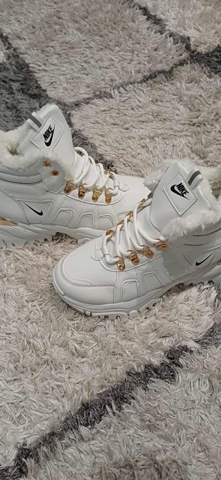 Nowe zimowe buty damskie.