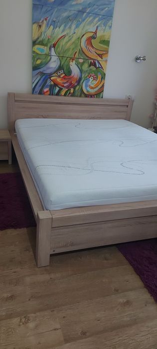 Łóżko sypialniane z materacem. Możliwy transport/dostawa.