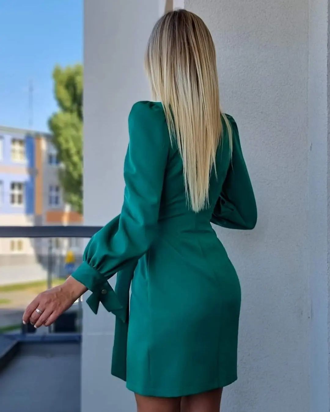 Zielona sukienka z wiązaniem w pasie 38 m