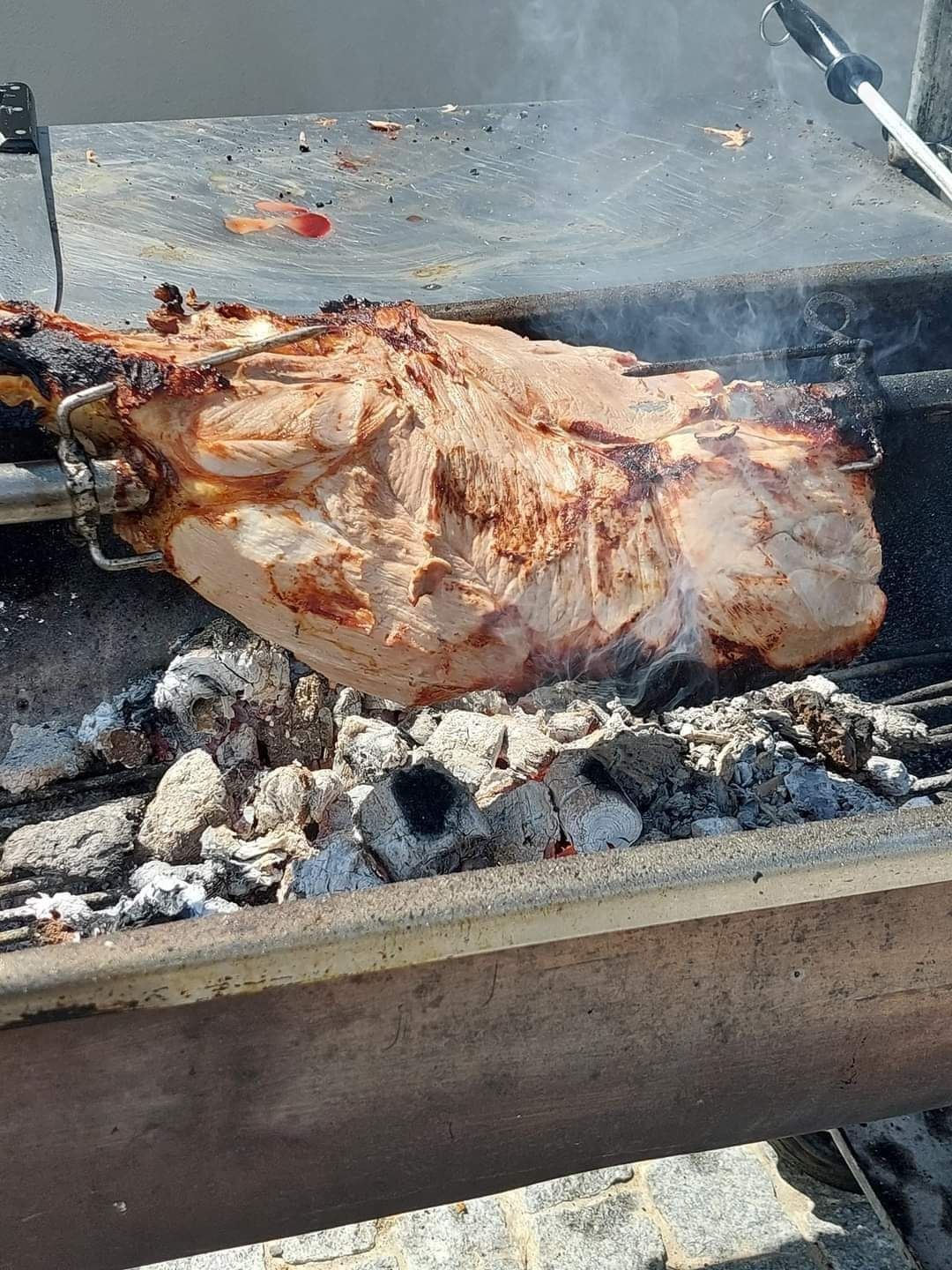 porco no espeto e grelhados no carvão