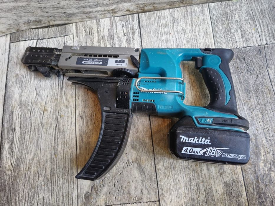 MAKITA DFR551 wkrętarka taśmowa z baterią 4ah