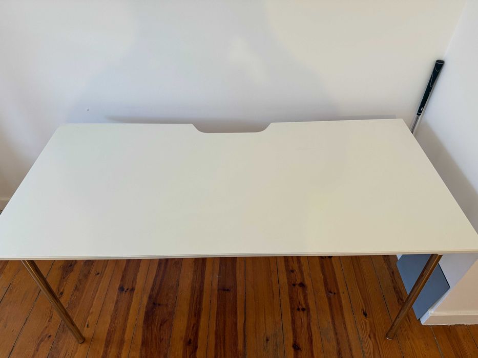 Secretária branca com pernas de aço