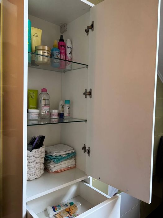 Стелаж в ванну з кошиком для білизни