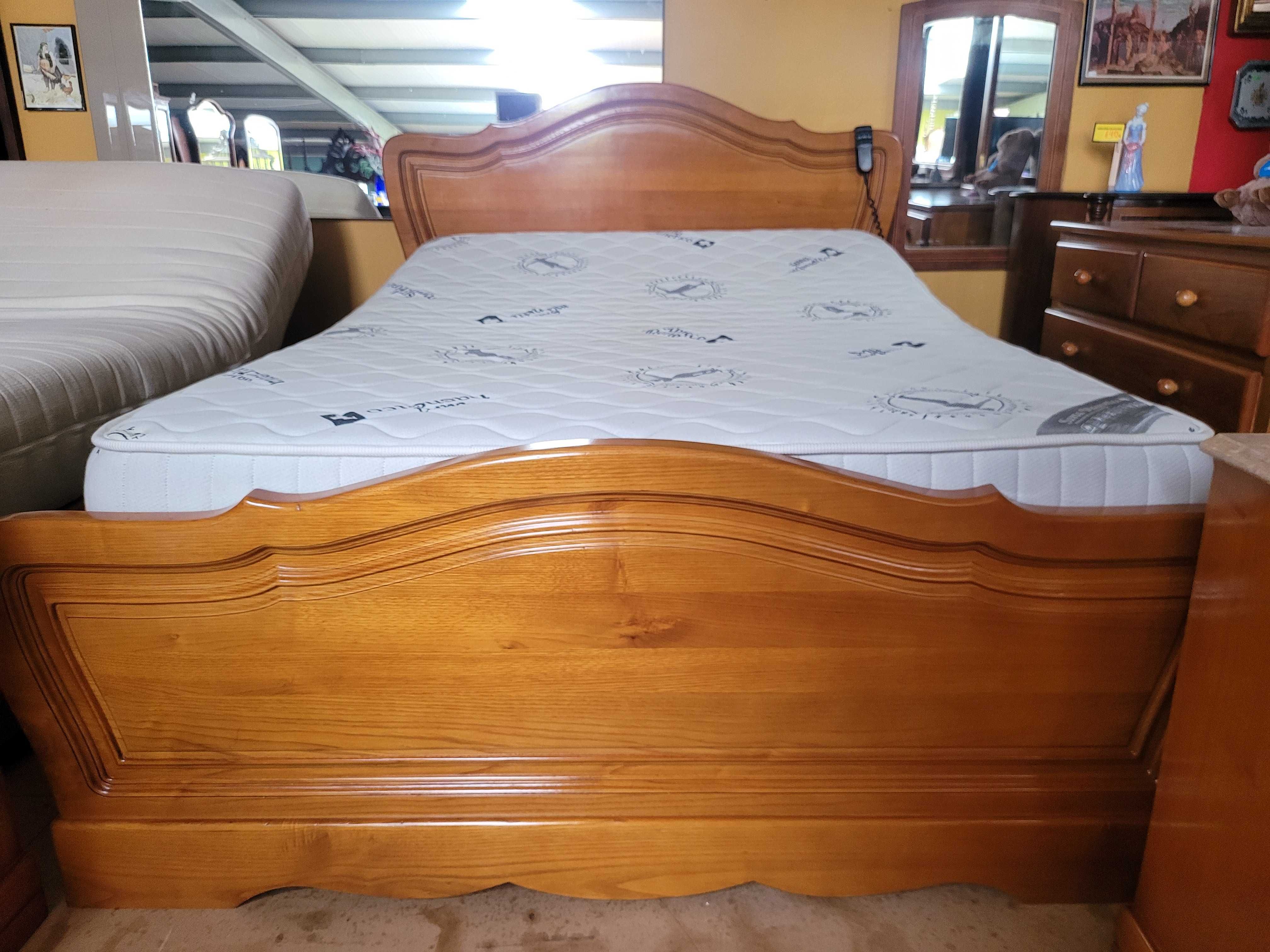 Excelente cama em madeira maciça com estrado articulad