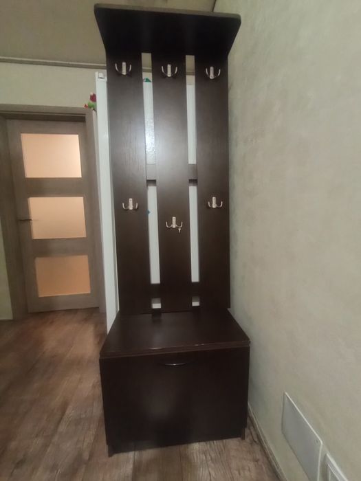 Вішалка в прихожу