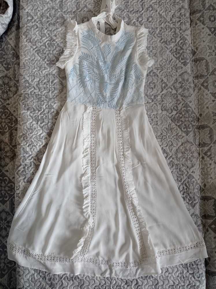Sukienka wizytowa biała z błękitnym zrobieniem - S/M