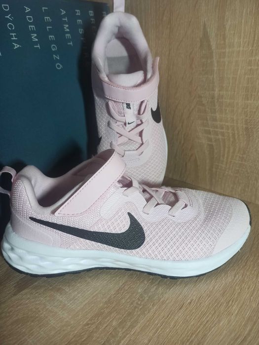 32 розмір Кросівки для дівчинки NIKE REVOLUTION 6 NN