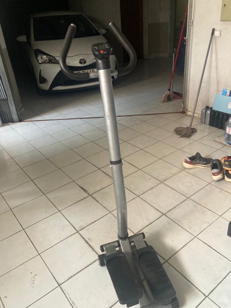 Stepper com apoio para facilitar equilibrio.