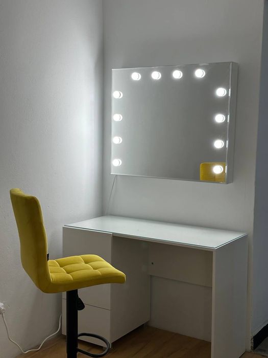 Stanowisko do makijażu (lustro z żarówkami + stolik z szufladami)
