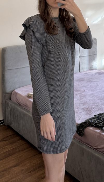 Плаття Bershka сіре у гусину лапку дрібну чорно білу клітнику