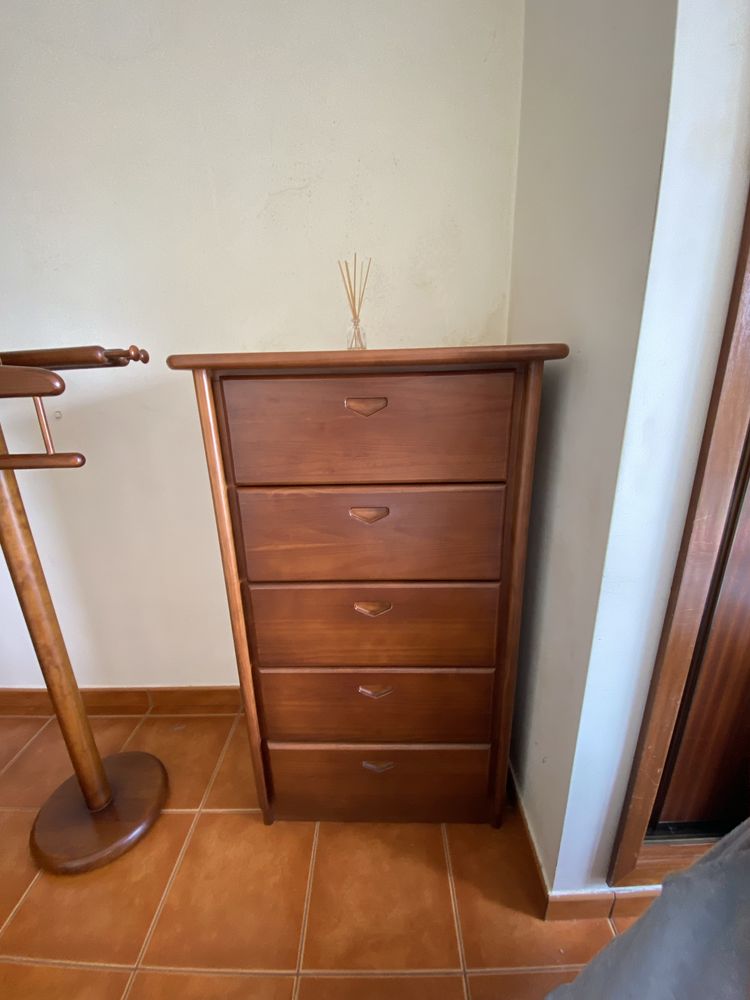 Cómoda de roupa castanha
