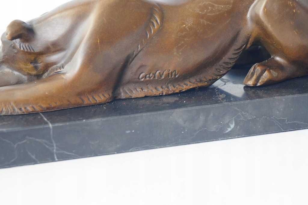 Figura z brązu rzeźba Carvin pies leżący piesek
