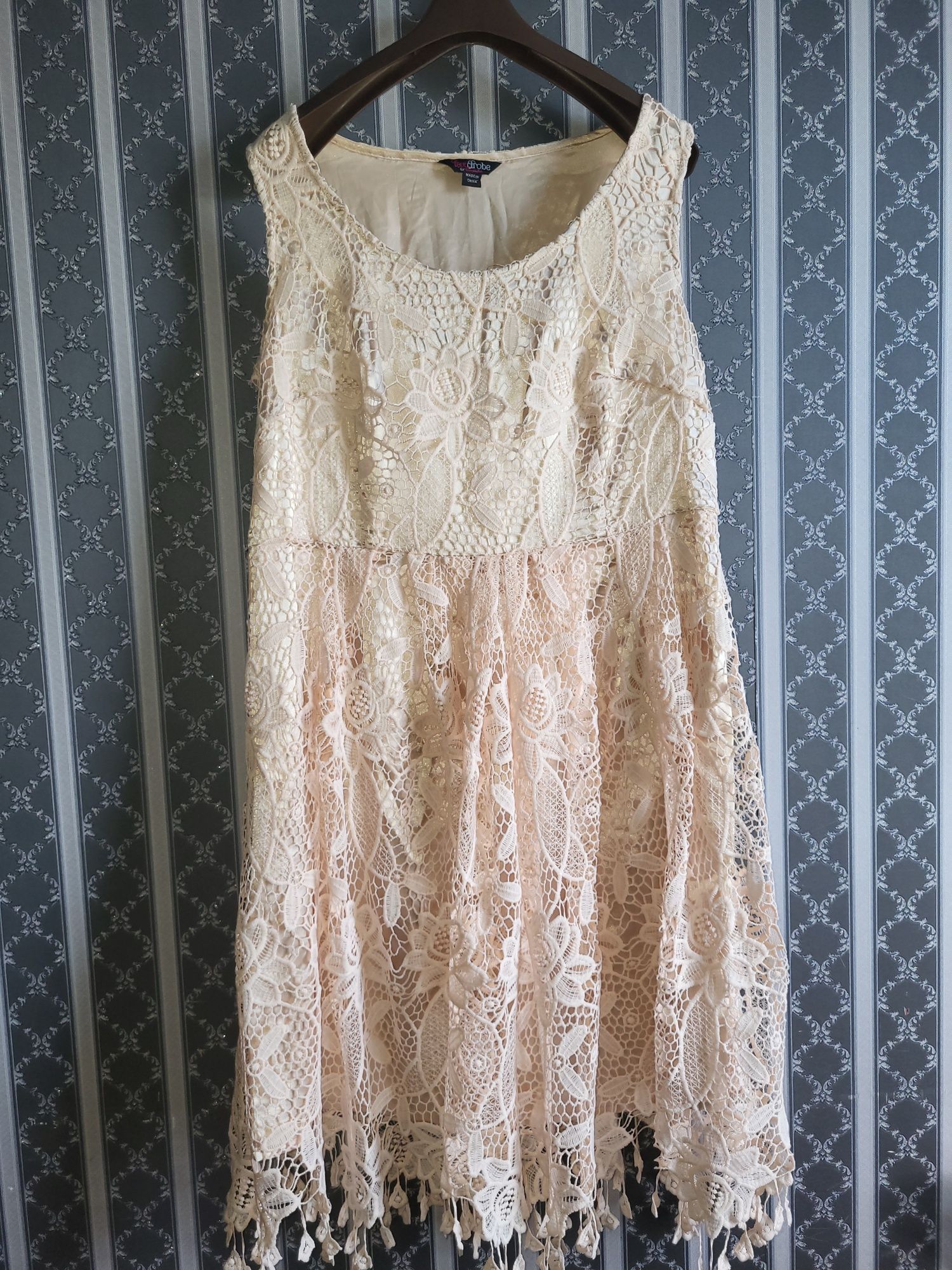 Вышитое кружевное платье 50- 52р нежное персиковое