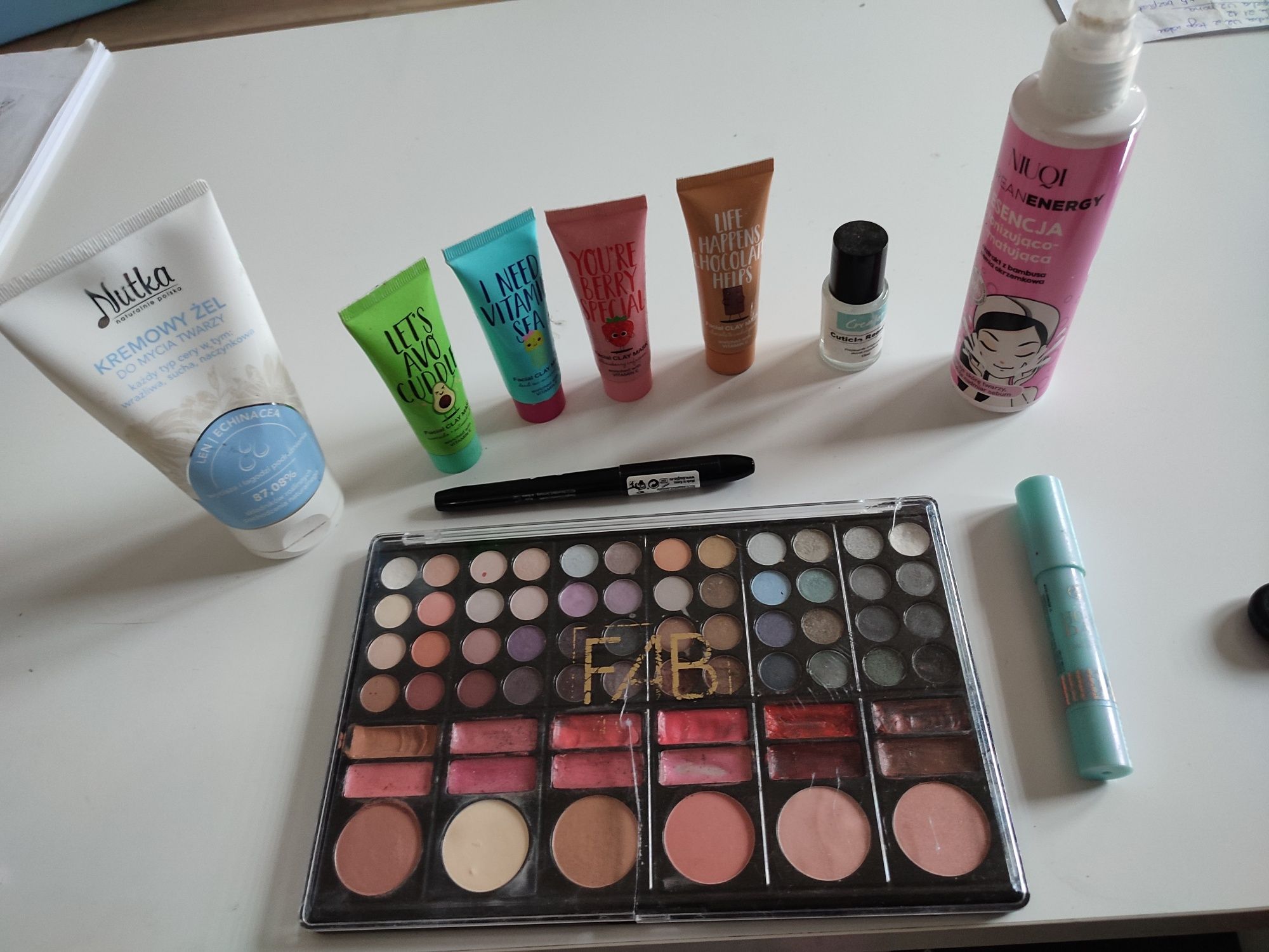 Paleta cieni do powiek rozświetlacz