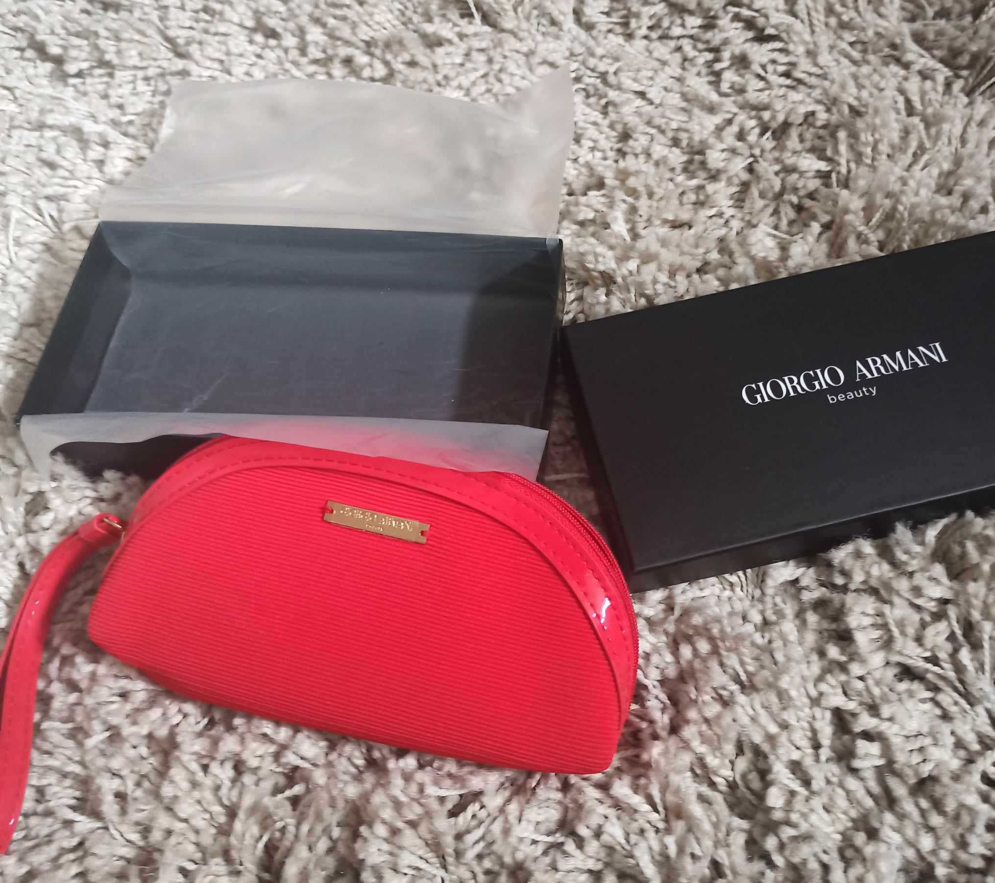 Giorgio Armani Oval Pouch red Small Version - czerwona kosmetyczka