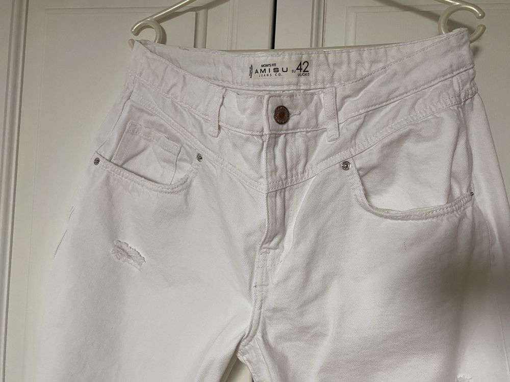 Białe spodnie jeansowe mom’s fit Amisu New Yorker, r. 42