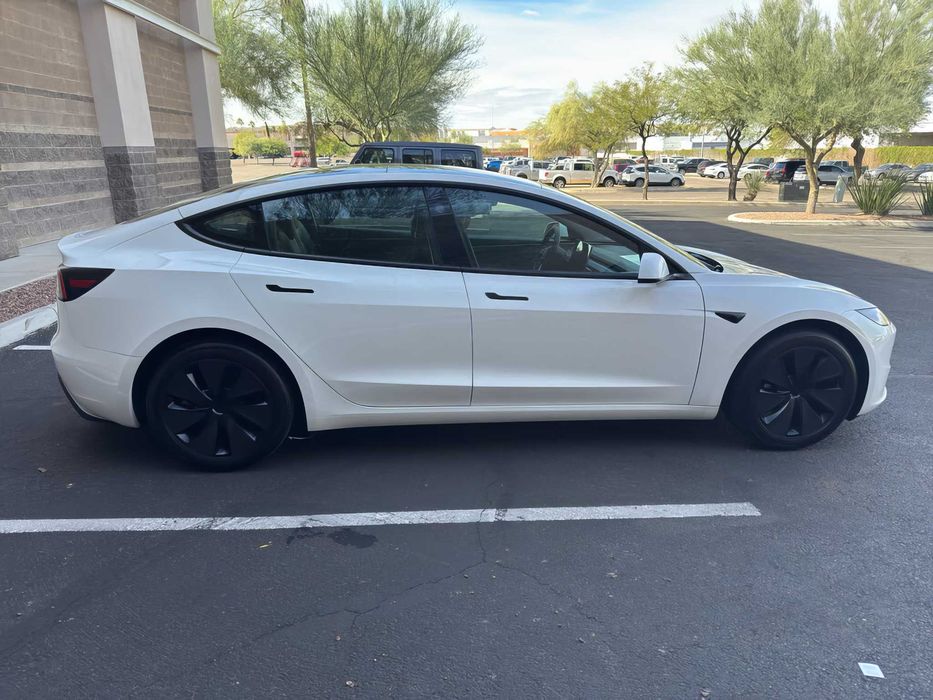 Tesla Model 3      2024