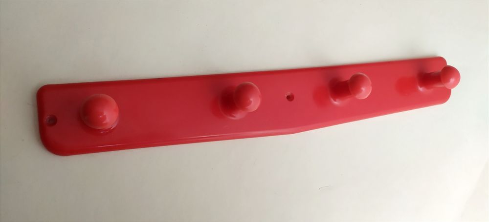 ВЕШАЛКА Пластиковая красная вешалка для одежды полотенец