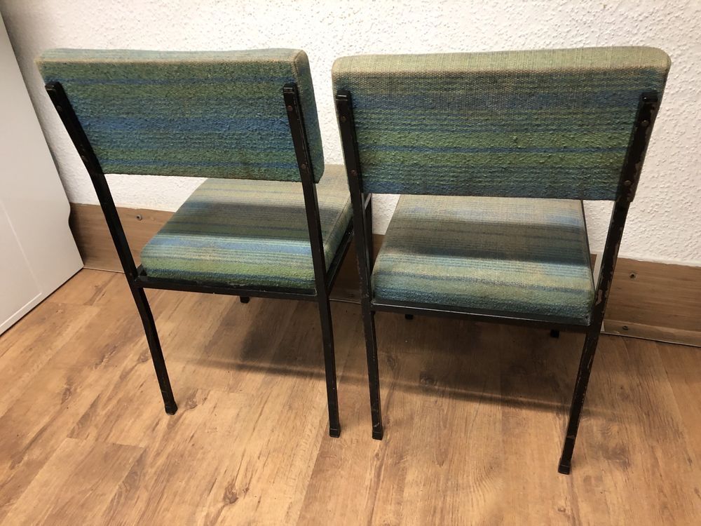 2 krzesła ———————>