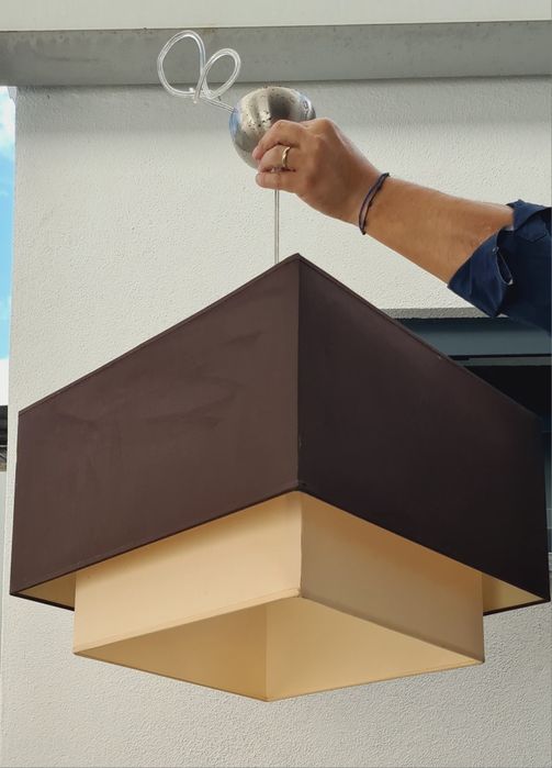 Candeeiro de teto tons castanho e beje