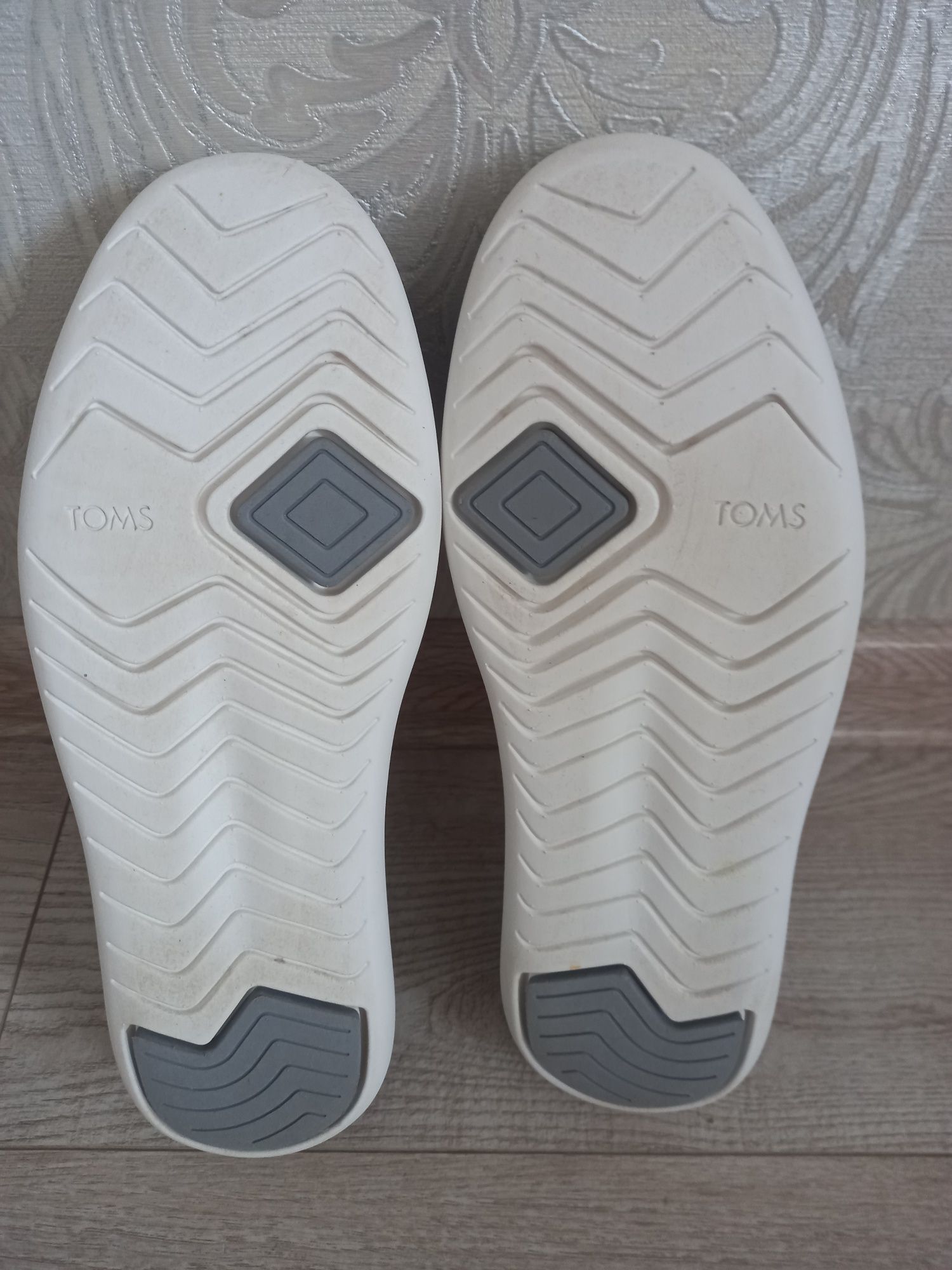 Продам мокасины слипоны TOMS