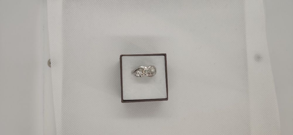 Złoty pierścionek z brylantami 1.08ct i diamentami 0.20ct / certyfikat