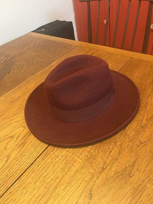 Bordowy elegancki kapelusz z kokardą Reserved