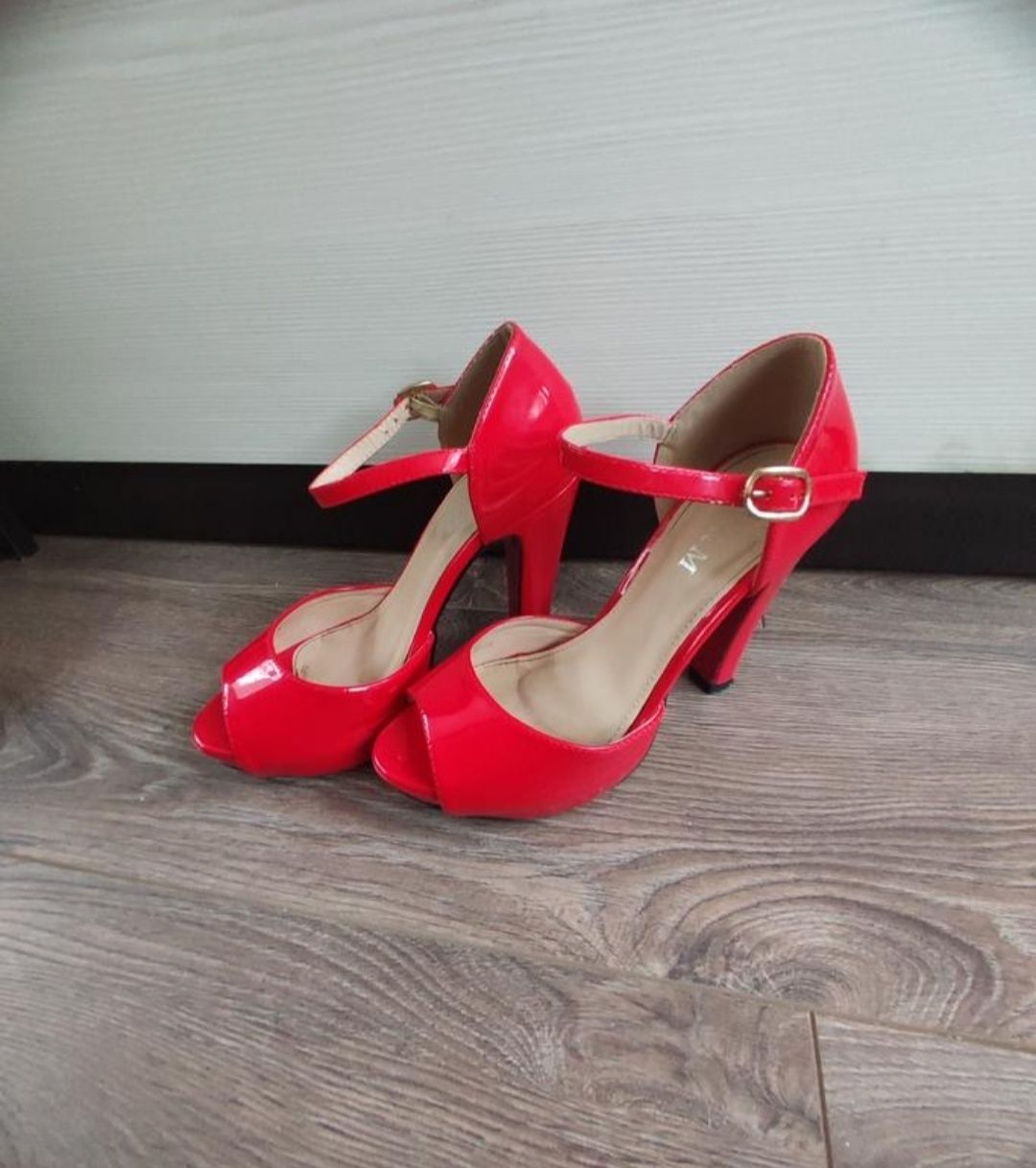 Червоні туфлі на високих каблуках