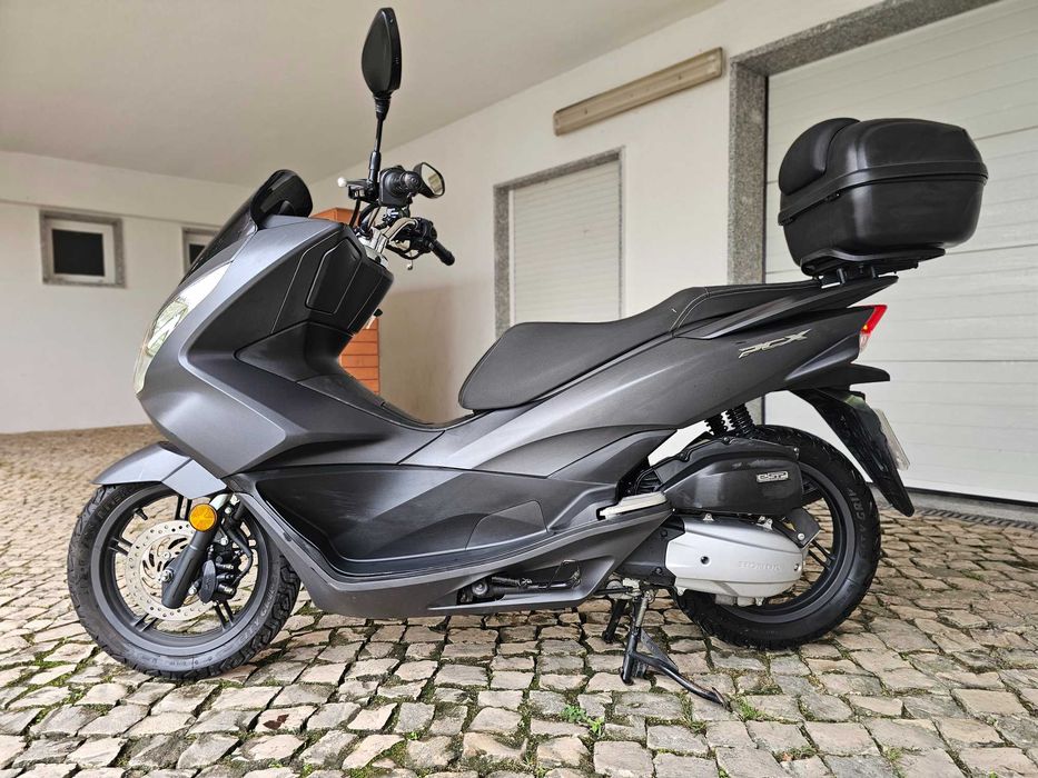 Honda PCX com 2 chaves e livro de revisões