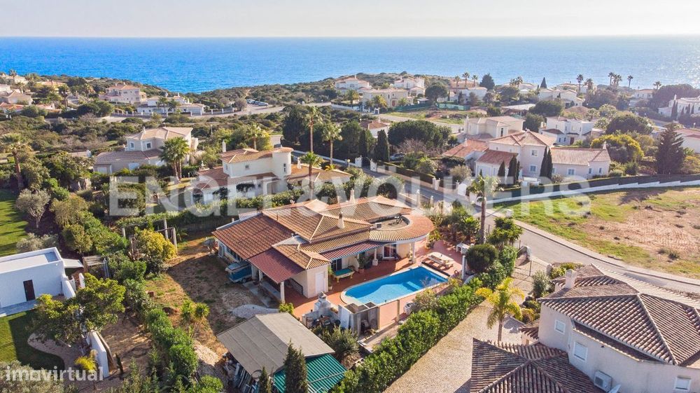 Moradia térrea no Carvoeiro