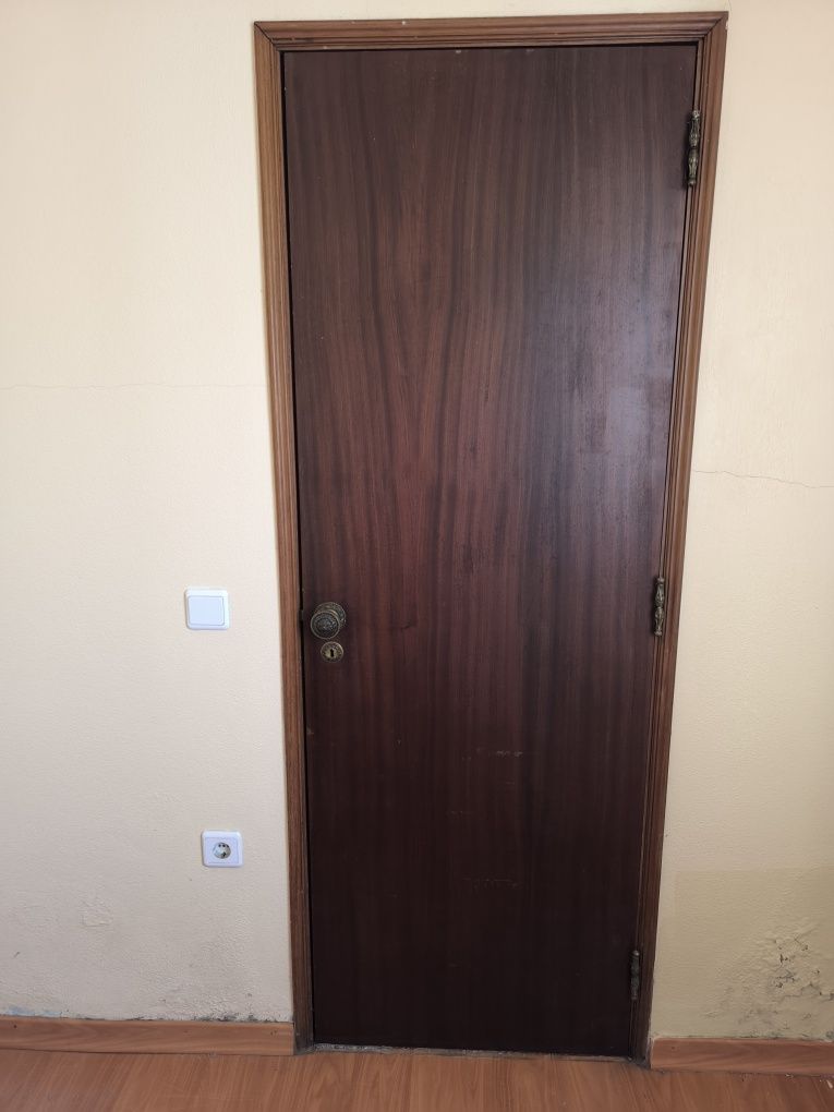 Porta em madeira tratada e respectiva aduela. Conjunto de três portas.