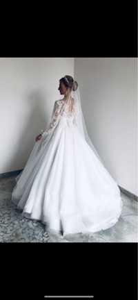 Весільнна сукня со шлейфон