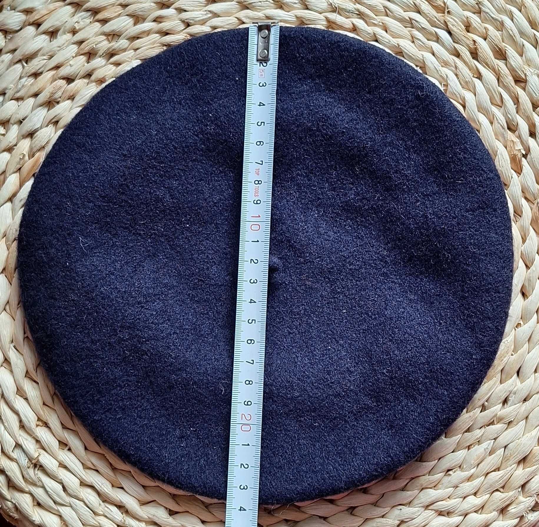Granatowy wełniany (100% wełna) beret z antenką czeskiej firmy FEZKO
