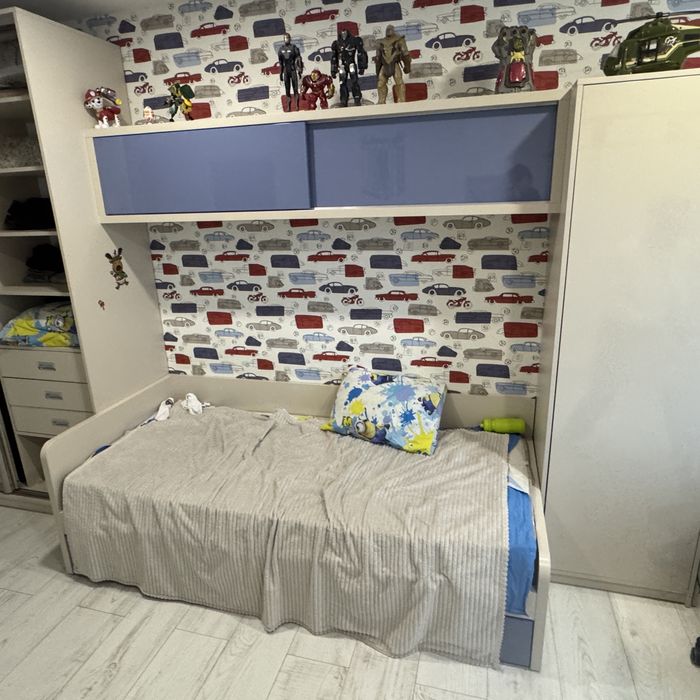 Комплект дитячих меблів класу люкс (само вивіз)